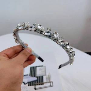 Détails des cristaux en forme de feuille sur un bandeau de mode en argent scintillant