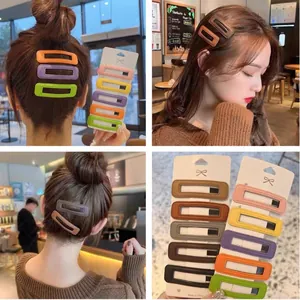 Détail de barrettes en cuir PU avec surpiqûres élégantes et couleurs variées