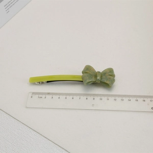 Vue détaillée de la pince à cheveux nœud en acétate vert matcha de 11,5 cm