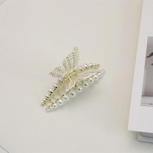 Pince à cheveux papillon dorée élégante avec perles blanches et strass brillants pour femme