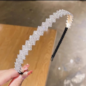 Serre-tête élégant en zigzag avec strass étincelants sur une base en alliage