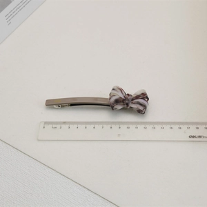 Détail de la pince à cheveux noeud en acétate marbré mesurant 12 cm de longueur
