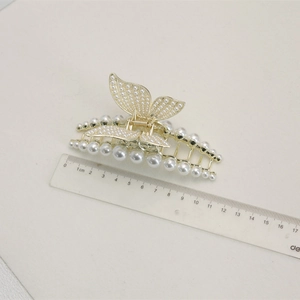 Détail d'une pince à cheveux papillon de 11cm avec perles et alliage doré élégant