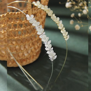 Détail de serre-têtes en or et argent avec pierres œil-de-chat et strass brillants