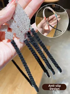 Détail d'un serre-tête avec strass argentés et doublure intérieure noire antidérapante