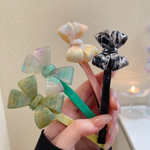 Lot de quatre barrettes nœuds en acétate fait main avec des textures marbrées élégantes