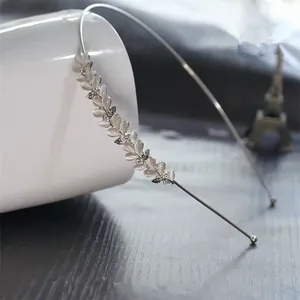Détail du serre-tête en pierre d'oeil de chat avec strass sur monture en métal argenté