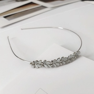 Serre-tête élégant en œil de chat et strass pour un effet de coiffure volumineux
