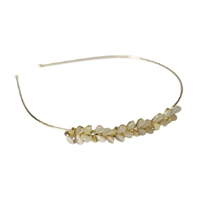 Serre-tête doré élégant avec feuilles en œil de chat et strass sur fond blanc pur