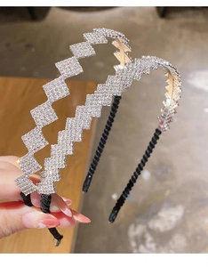 Détail de serre-têtes élégants en strass zigzag avec cristaux brillants et monture fine