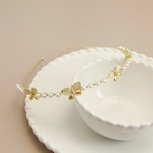 Serre-tête doré élégant avec perles blanches et papillons en opale dans une coupe