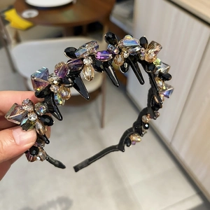 Serre-tête luxueux aux fleurs de cristal colorées avec peigne intégré pour maintien sûr