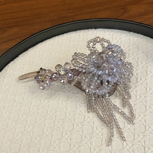 Eleganter violetter Kristall-Blumenhaarclip mit langer Quaste und Perlenbogendesign