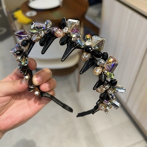 Serre-tête fleur en cristal élégant avec piques noires et cristaux facettés multicolores