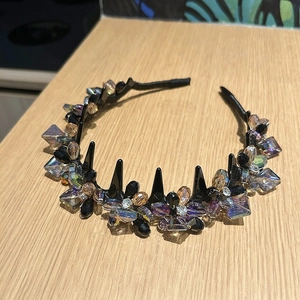 Détail du serre-tête fleurs en cristal avec diamants carrés irisés et perles champagne