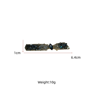 Détail d'une pince à cheveux en strass faite à la main, mesurant 6,4 cm sur 1 cm, 10g