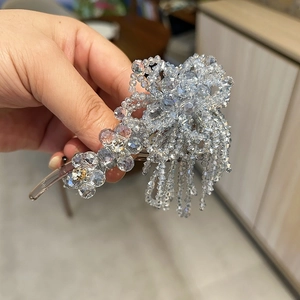 Eleganter Haarclip mit Kristallperlen, Blumenmotiv und hängenden Quasten aus Silber