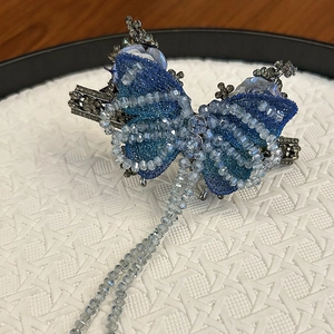 Elegante fermaglio a farfalla ricamato blu con perline di cristallo e nappe pendenti