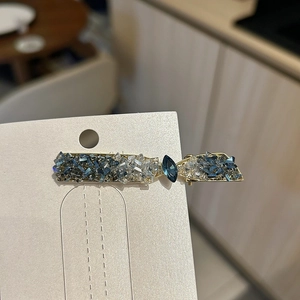 Barrette à cheveux en cristal bleu étincelant avec base dorée et design rectangulaire chic
