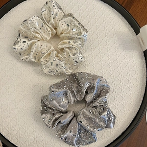 Chouchous de luxe en velours avec strass brillants en blanc crème et gris argenté chic