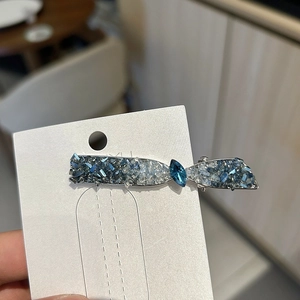 Pince à cheveux bec de canard élégante avec cristaux bleus au design géométrique symétrique