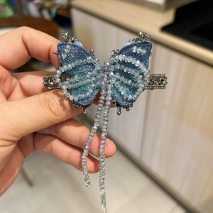 Fermaglio per capelli a farfalla blu con ali ricamate, perline di cristallo e nappe