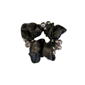 Elegante elastico scrunchie in seta nera con perle grigie e cristalli per capelli donna