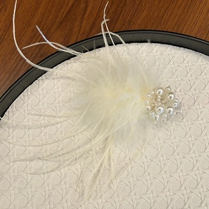 Elegant ivory feather hair clip with lustrous white pearls for a Korean fashion hair styling