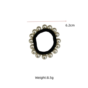 Vue détaillée de l'élastique à perles montrant le diamètre de 6,2 cm et le poids de 8,5 g