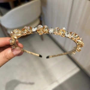 Détails de perles de cristal champagne artisanales sur un serre-tête en métal fin