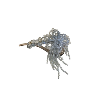 Eleganter hellblauer Kristall Blumen Haarclip mit Perlenquasten und feinen Details