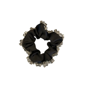 Chouchou élégant en satin noir avec perles de cristal carrées pour coiffure chignon