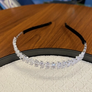 Détail d'un serre-tête en cristal brillant avec monture argentée et embouts souples