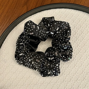 Chouchou premium en velours noir orné de strass étincelants et détails en cristal