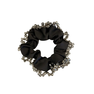 Schwarzes Satin-Haargummi mit Kristallperlenbesatz für elegantes Haarstyling
