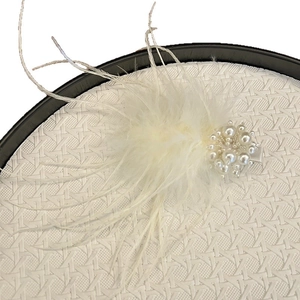 Elegant white feather hair clip for women featuring classic pearls and duckbill design