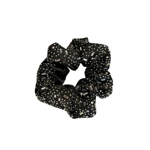Chouchou premium en satin noir orné de strass étincelants et de cristaux élégants