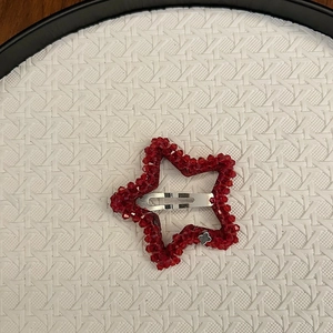 Barrette à cheveux étoile rouge faite main avec perles en cristal et trèfle argenté