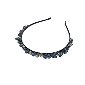 Serre-tête étincelant en cristaux bleu foncé avec strass à facettes sur fond blanc