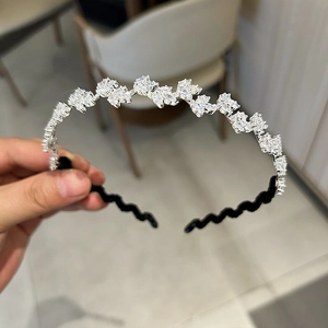 Gros plan sur les cristaux brillants et les dents antidérapantes noires du serre-tête argent
