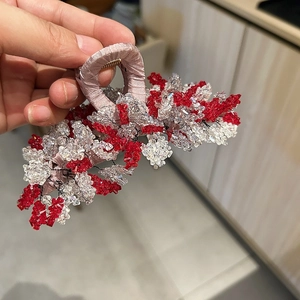 Pince à cheveux élégante faite main avec perles rouges et blanches pour chignon chic