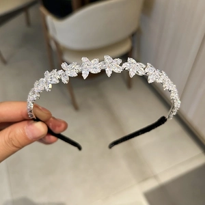 Gros plan d'un serre-tête floral en cristal de zircon étincelant avec cadre en argent poli