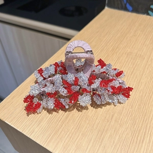 Pince à cheveux élégante avec perles rouges et cristaux sur manche en soie rose