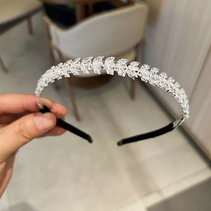 Gros plan du serre-tête étincelant en cristal de zircon avec motif de feuilles d'argent