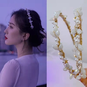 Détail d'un serre-tête élégant avec perles et feuilles de cristal porté par un mannequin