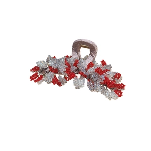 Pince à cheveux élégante avec perles rouges et blanches et poignée en tissu mauve