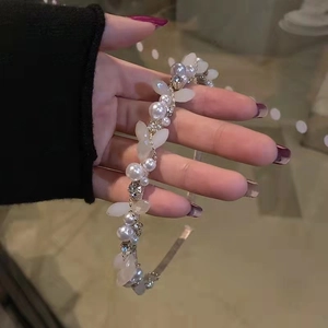 Serre-tête argenté élégant avec perles blanches, strass cristal et perles de feuilles