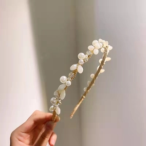 Serre-tête doré élégant avec perles blanches, feuilles translucides et strass brillants