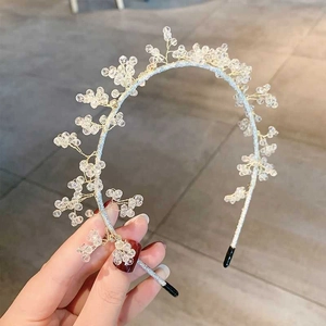 Elegante cerchietto sottile in cristallo con telaio in metallo argentato e perline lucenti