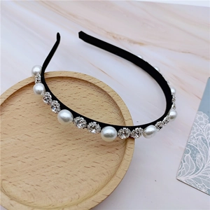 Elegant headband with alternating pearls and rhinestones on a slim black base